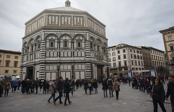 Piazza del Duomo en Florencia con los turistas 17 — Foto de Stock