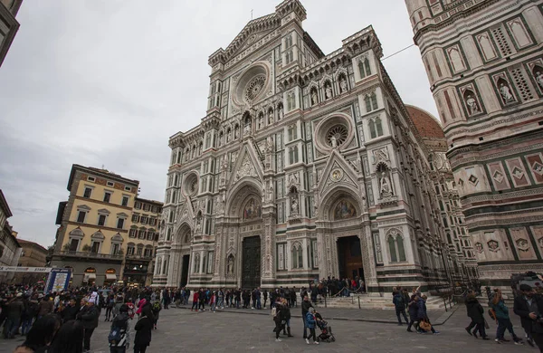 Piazza del Duomo en Florencia con los turistas 14 — Foto de Stock