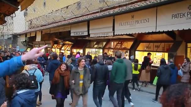 Pohled Ponte Vecchio Florencii Plné Turistů Procházky Mezi Obchody Stejném — Stock video