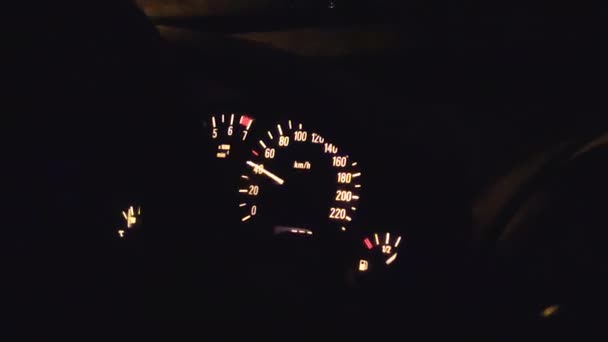 暗闇の中の車の走行距離計 — ストック動画