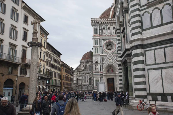 Piazza del Duomo en Florencia con los turistas 10 — Foto de Stock