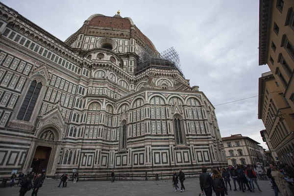 Piazza del Duomo en Florencia con los turistas 21 — Foto de Stock