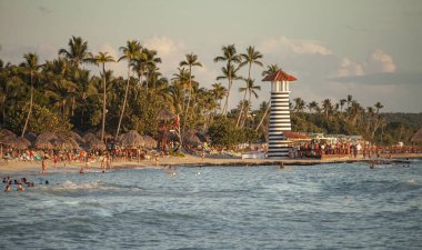 Deniz fenerli Dominik Plajı