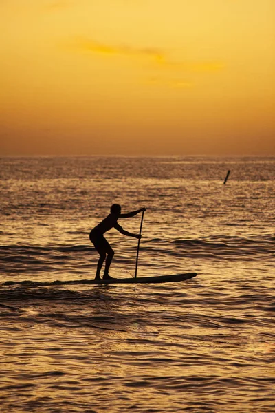 Roeien aan zee bij zonsondergang 4 — Stockfoto