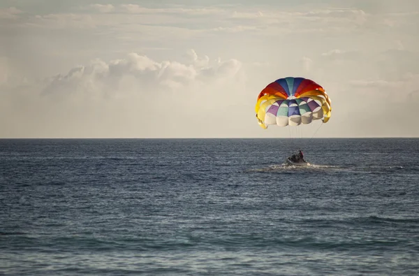 Parachute coloré sur la mer au coucher du soleil — Photo