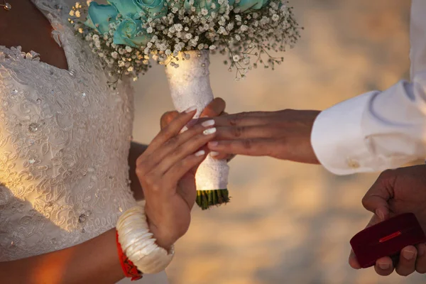 Esküvő gyűrű cseréje — Stock Fotó