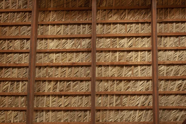 Telhado de madeira e palha — Fotografia de Stock