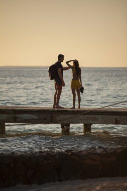 Genç çift rıhtımda birbirine aşık.
