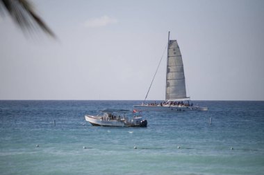 Yelkenliler Bayahibe sahillerinde yelken açıyor.