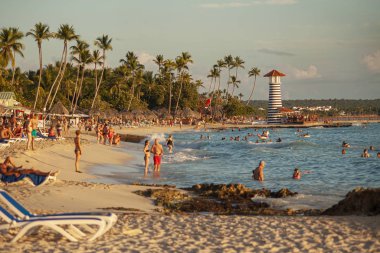 Bayahibe plajı 2 numaralı turistlerle gün batımında.