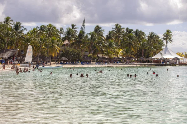 Dominikanska resort strand med turister — Stockfoto