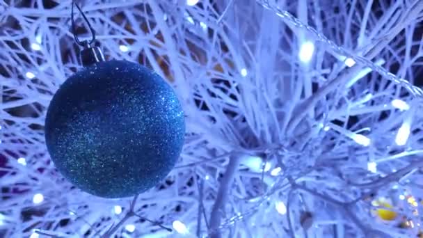 Decoraciones Navideñas Con Luces Azules Usadas Como Adornos — Vídeo de stock