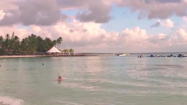 Καραϊβική Παραλία Στο Ηλιοβασίλεμα Στη Δομινικανή Δημοκρατία — Αρχείο Βίντεο