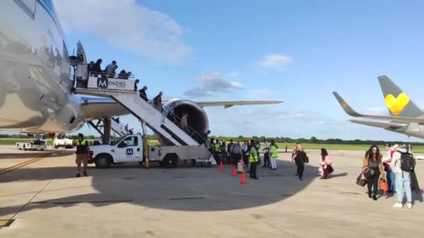 Descenso Pasajeros Del Aeropuerto Romana República Dominicana — Vídeo de stock