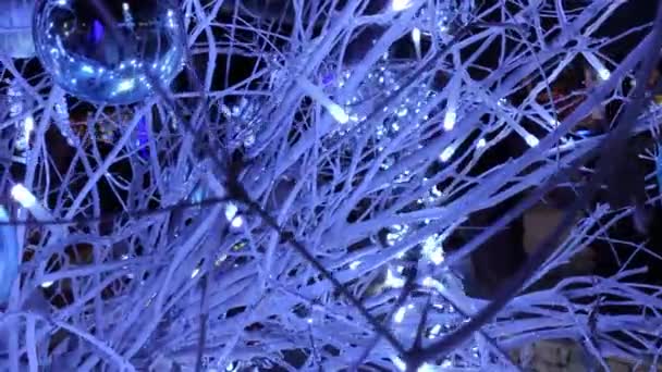 Kerstversiering met blauwe lichtjes — Stockvideo