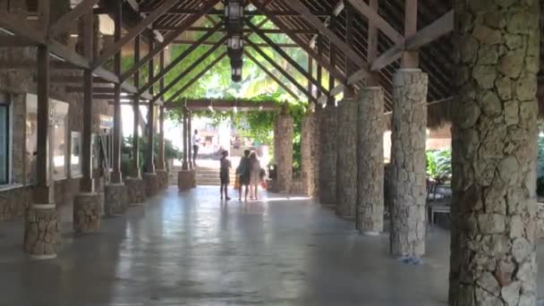 人々が歩くドミニカのリゾート回廊 — ストック動画