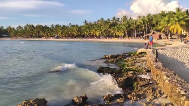 ドミニカ共和国の日没時のカリブ海のビーチ — ストック動画