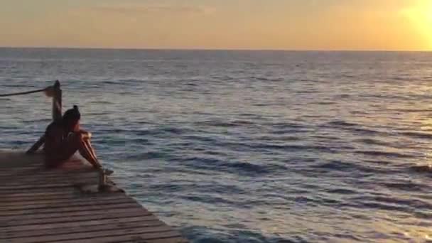 Menina Cais Junto Mar Pôr Sol República Dominicana — Vídeo de Stock