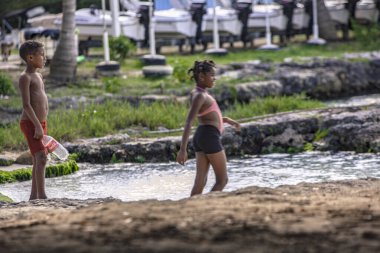 Zavallı Dominikli çocuklar Bayahibe 5 'te oynuyor.