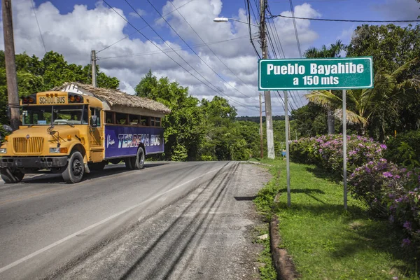 Sinal da cidade de Bayahibe com ônibus 2 — Fotografia de Stock