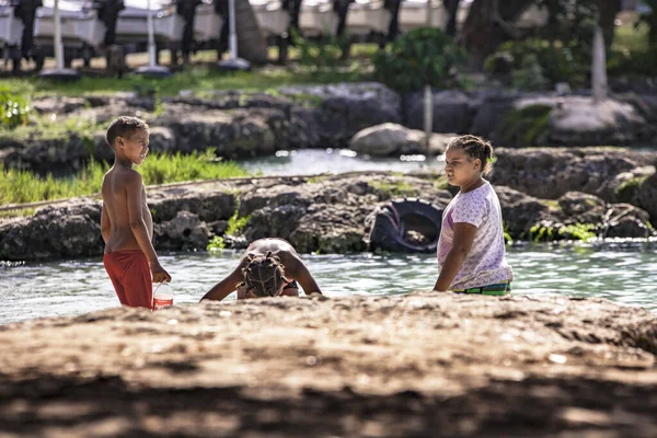 Szegény dominikai gyerekek játszanak Bayahibe 3 — Stock Fotó