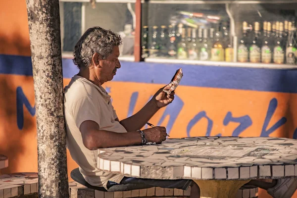 Hombre dominicano sentado en el bar —  Fotos de Stock