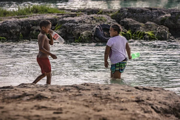 Szegény dominikai gyerekek játszanak Bayahibe-ban. — Stock Fotó