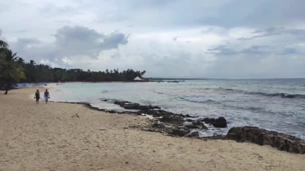 Tropisk Strand Med Regn Dominica Republic Bayahibe — Stockvideo