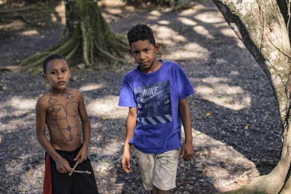 Jeunes garçons dominicains dans une ferme pauvre 2 — Photo