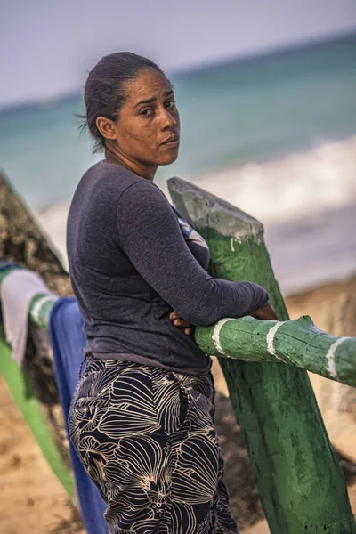Доминиканская бедная женщина на пляже — стоковое фото