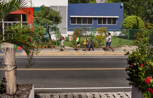 Mensen wandelen op straat in de Dominicaanse Republiek — Stockfoto