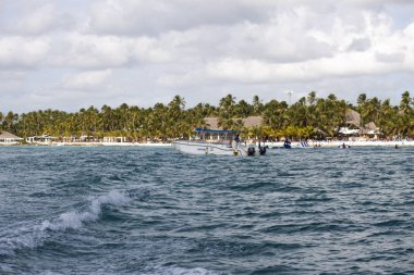 Güneşli bir günde Bayahibe kıyıları
