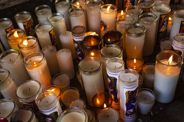 Mnoho náboženských svíček — Stock fotografie