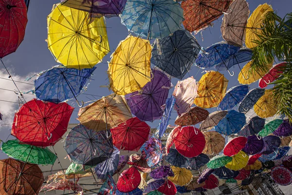 Barevné deštníky zavěšené ve vzduchu 2 — Stock fotografie