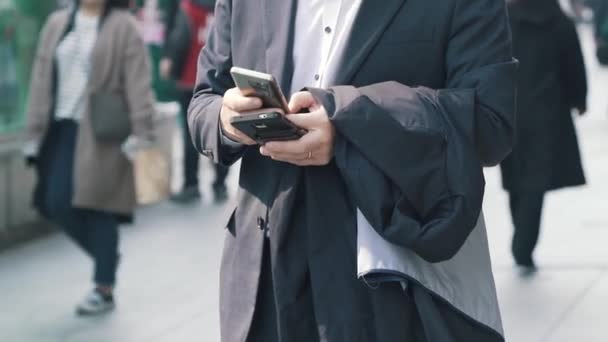 Homem Usa Dois Smartphones Mesmo Tempo — Vídeo de Stock