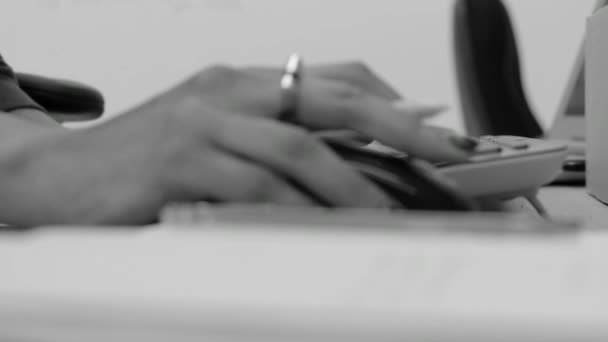 Hand Hand Büro Nutzt Einen Computer — Stockvideo