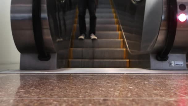 Gente Baja Las Escaleras Mecánicas Metro — Vídeos de Stock