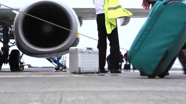 People Get Plane Arrive Destination — Stock Video