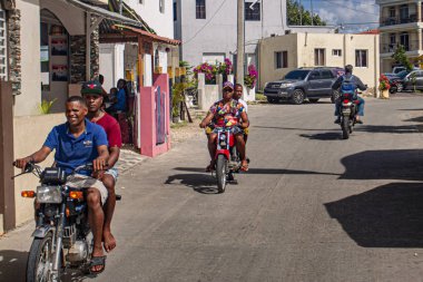 Bayahibe 30 kasabasındaki günlük hayat sahnesi