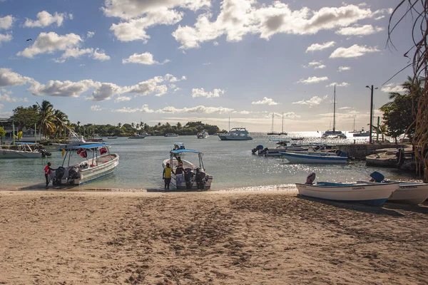 Catamarán lleno de turistas llega a la playa 7 — Foto de Stock