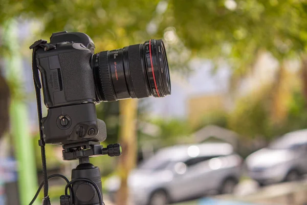 Digital camera on tripod — Stock Photo, Image