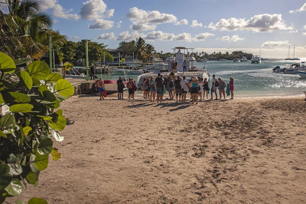 Katamaran full av turister anländer på stranden 2 — Stockfoto