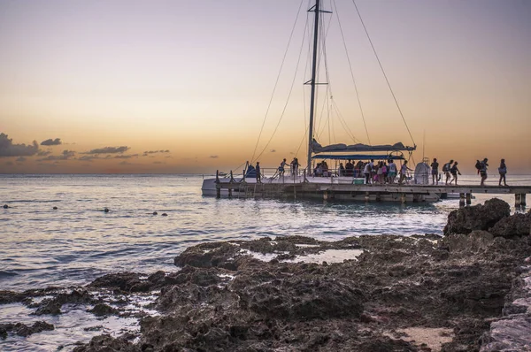 Catamaran revenant de Saona islad — Photo