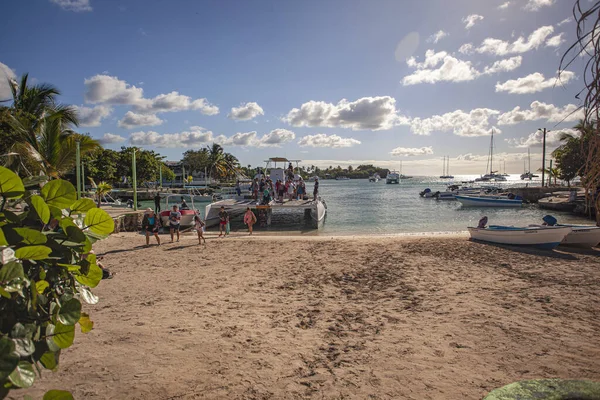 Katamaran voller Touristen kommt am Strand an — Stockfoto