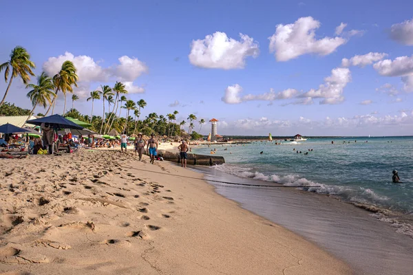 Παραλία Dominicus, Bayahibe γεμάτο τουρίστες — Φωτογραφία Αρχείου