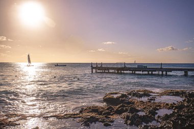 Bayahibe 'de bir iskelede gün doğumu