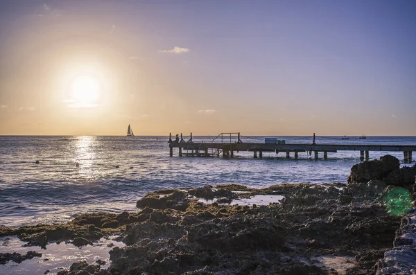 Lever de soleil sur une jetée dans la mer à Bayahibe 6 — Photo