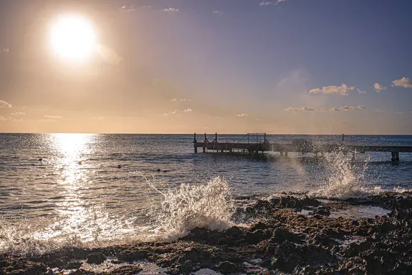 Lever de soleil sur une jetée dans la mer à Bayahibe 3 — Photo
