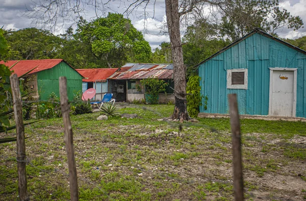 Village champêtre dominicain niché au cœur du parc national de Cotubanama — Photo