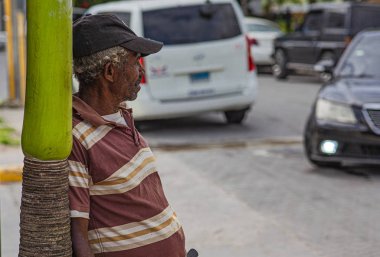 Sokaktaki yaşlı alkolik ayyaş.